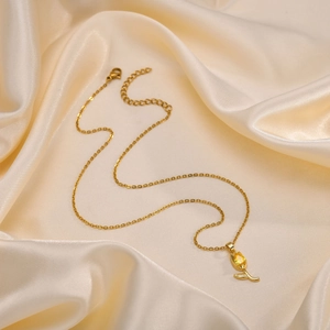 Détail du collier pendentif tulipe avec cristal jaune et finition dorée sur satin