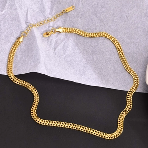 Detail of 18k gold wheat chain with lobster clasp and K18 hallmark on the extender