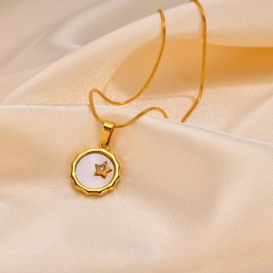 Collier Pendentif Étoile Pentagramme en Acier Inoxydable et Coquillage Médaillon Rond Chaîne Serpent Bijoux pour Femme