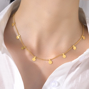 Collier minimaliste en acier titane doré avec pendentifs circulaires sur un modèle