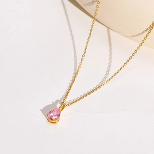 Vue détaillée du pendentif poire en zircon rose sur une chaîne dorée raffinée