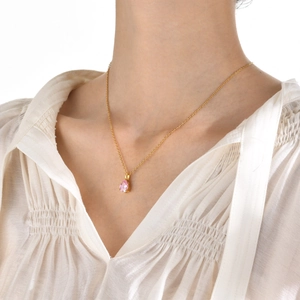 Collier élégant en acier inoxydable doré avec pendentif en zircon rose en forme de poire
