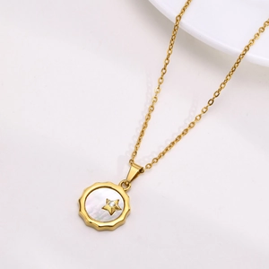 Détail du pendentif étoile dorée avec nacre blanche et zircon sur chaîne à maillons