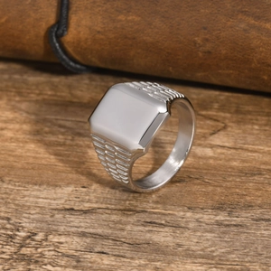 Anello da uomo a sigillo quadrato in acciaio inossidabile lucido con scanalature laterali