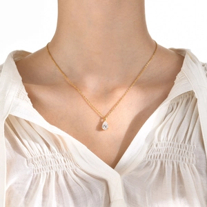 Détail du collier pendentif en zircon poire sur une chaîne à maillons dorée