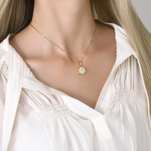 Collier en acier inoxydable doré avec pendentif en nacre blanche et petite étoile