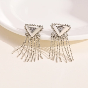 Silberne Dreieck-Ohrringe mit Quasten für Damen mit Zirkonia und metallischen Perlenketten