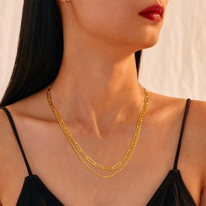 Collier double couche doré avec chaînes à billes et maillons porté sur modèle