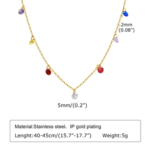 Détails du collier en acier doré avec zircons colorés et mesures précises