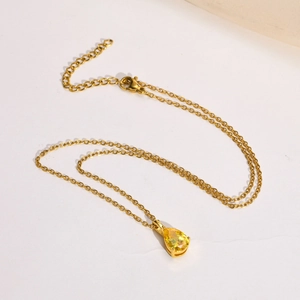 Collier en acier doré avec pendentif en zircon jaune de forme poire