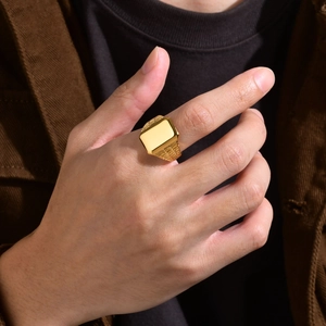 Anello con sigillo da uomo in acciaio inossidabile dorato con superficie piana rettangolare