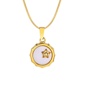 Collier en acier doré avec pendentif étoile en nacre et détail en cristal brillant
