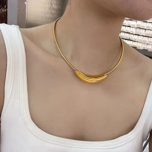 Fashion gold stainless steel collar necklace with a curved tube pendant on a snake chain