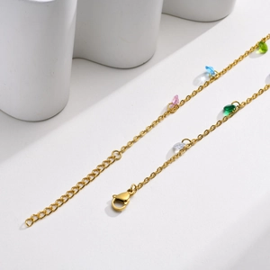 Détail du collier en acier inoxydable doré 18K avec pendentifs cœur en zircon coloré