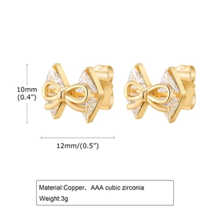 Boucles d'oreilles nœud dorées avec zircone cubique AAA sur fond blanc
