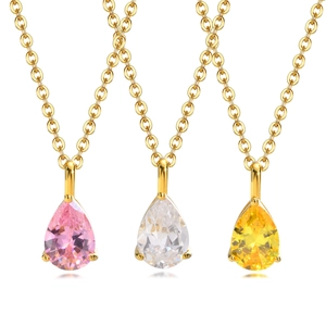 Trois colliers dorés avec pendentifs en zircone rose, blanc et jaune en forme de goutte