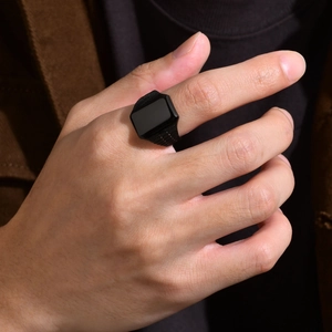 Dettaglio di anello sigillo rettangolare nero opaco da uomo con scanalature strutturate