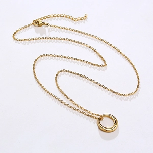Détail du collier doré minimaliste avec pendentif cercle et fermoir mousqueton classique