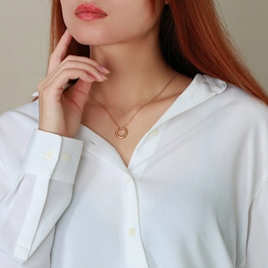 Collier cercle en or rose minimaliste sur mannequin pour un style élégant au quotidien