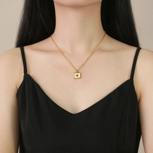 Collier en acier inoxydable doré avec pendentif carré étoile zircon rouge sur modèle