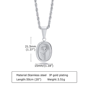 Détail du pendentif ovale en acier inoxydable avec relief tournesol et chaîne torsadée