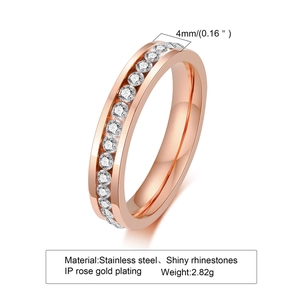 Detail of 4mm rose gold stainless steel ring with shiny rhinestones and IP plating
