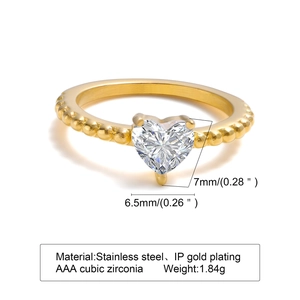 Anello con perline in acciaio inossidabile dorato e zircone a cuore per donne eleganti