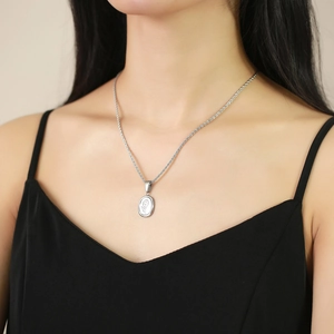 Collier minimaliste argenté avec pendentif tournesol et chaîne torsadée pour femme