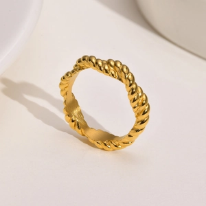 Polished 18K gold twisted rope ring for women in high-quality stainless steel