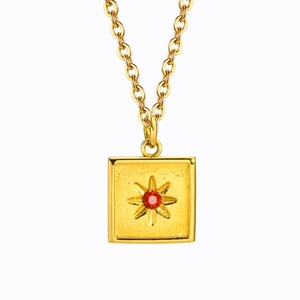 Collier en acier inoxydable doré avec pendentif carré et étoile de zircon rouge