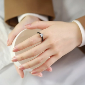Anello da donna in acciaio inossidabile nero con zircone bianco a forma di cuore