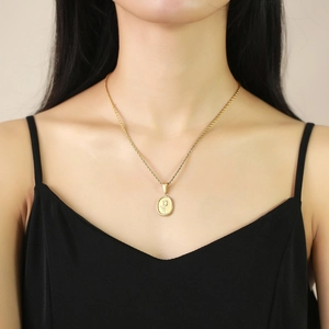 Élégant collier doré avec pendentif ovale tournesol sur une chaîne torsadée pour femme