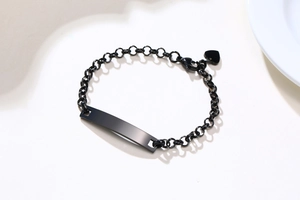 Dettaglio del bracciale a catena rolo nera con barra rettangolare e ciondolo a cuore