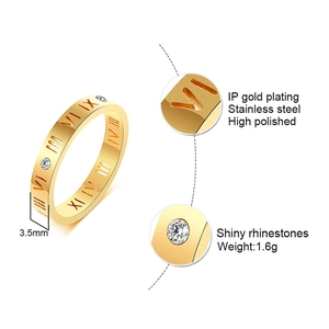 Makrodetail eines 3,5mm Gold-Edelstahlrings mit römischen Ziffern und Zirkonia-Stein