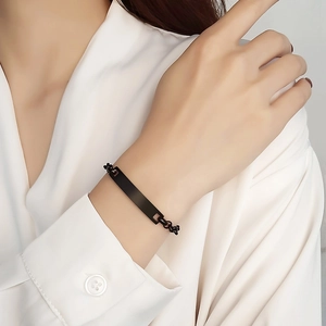 Bracciale ID minimalista in acciaio inossidabile nero con piastra rettangolare sul polso