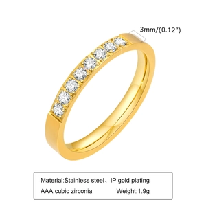 Détail d'une bague en acier doré 3mm sertie de 8 pierres en zircone cubique AAA