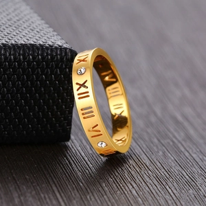 Nahaufnahme des vergoldeten Edelstahlrings mit römischen Ziffern und Zirkonsteinen