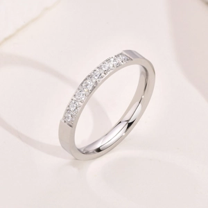 Détail d'une bague fine en acier inoxydable ornée d'oxydes de zirconium en pavage chic