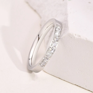 Gros plan d'une bague fine en acier inoxydable argenté sertie de pierres en zircone