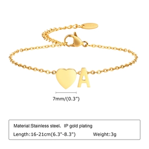 Détail du bracelet en acier inoxydable plaqué or IP avec lettre A et cœurs