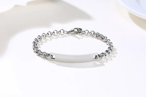 Vista macro del bracciale a catena lucido in acciaio con barra curva da personalizzare