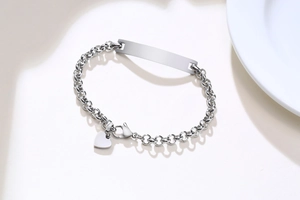 Dettaglio del bracciale in acciaio inossidabile con piastra personalizzabile e ciondolo a cuore