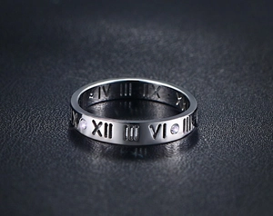 Nahaufnahme eines silbernen Edelstahlrings mit römischen Ziffern und Zirkonia-Inlay
