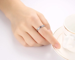Detaillierte Nahaufnahme eines Edelstahlrings mit römischen Ziffern und blauem Zirkon