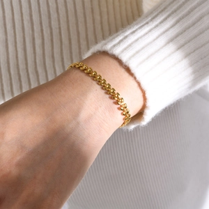 Elegant gold wheat leaf chain bracelet for women in a minimalist stainless steel design