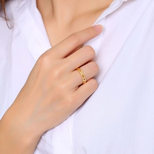 Vergoldeter Edelstahlring mit römischen Ziffern und funkelnden Zirkonia-Einlagen für Damen