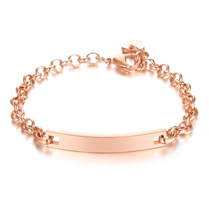 Bracciale ID in oro rosa con piastra lucida, catena rolo e ciondolo a forma di cuore