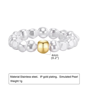 Détail d'une bague en perles blanches avec bille en acier inoxydable plaqué or 18k