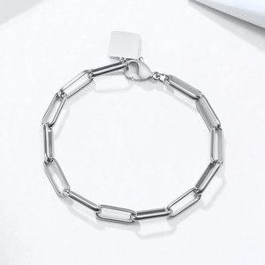 Vue macro d'un bracelet en chaîne trombone argentée avec fermoir mousqueton et pendentif carré