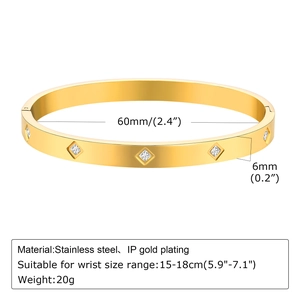 Bracciale ovale dorato in acciaio inossidabile IP con zirconi quadrati e diametro interno di 60 mm